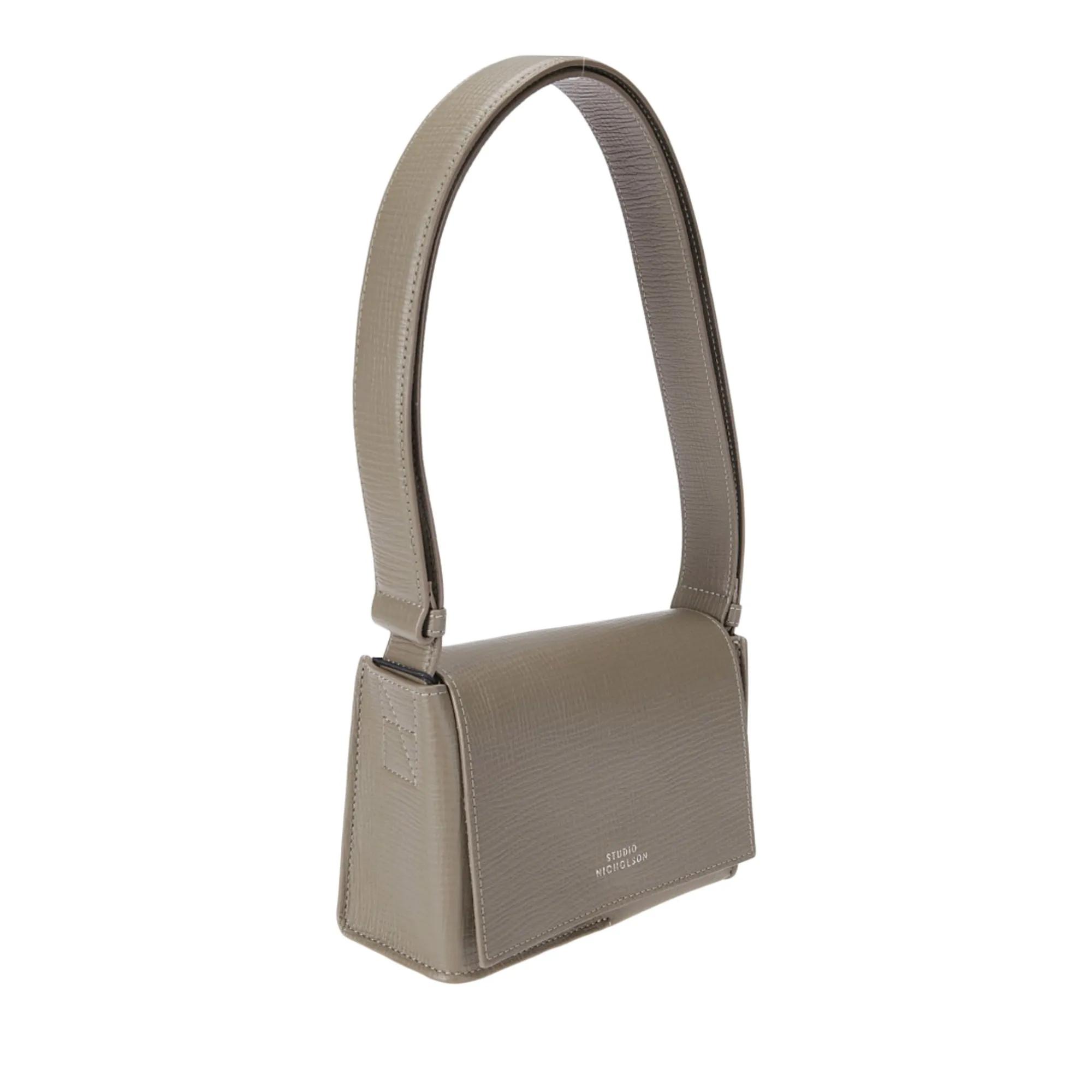 Studio Nicholson Leren schoudertas met bedrukt logo Beige Dames