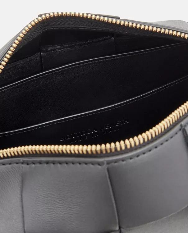 Bottega Veneta Crossbody bags SMALL BRICK CASSETTE LEATHER SHOULDER BAG in zwart