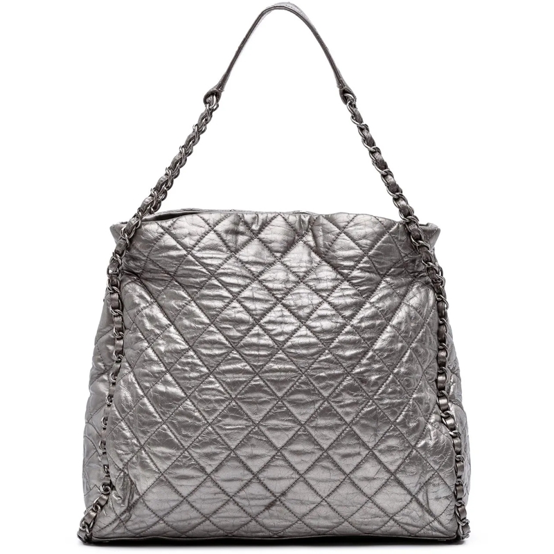 Chanel Sac à bandoulière Large Quilted Metallic Calfskin Chain Me Hobo silber