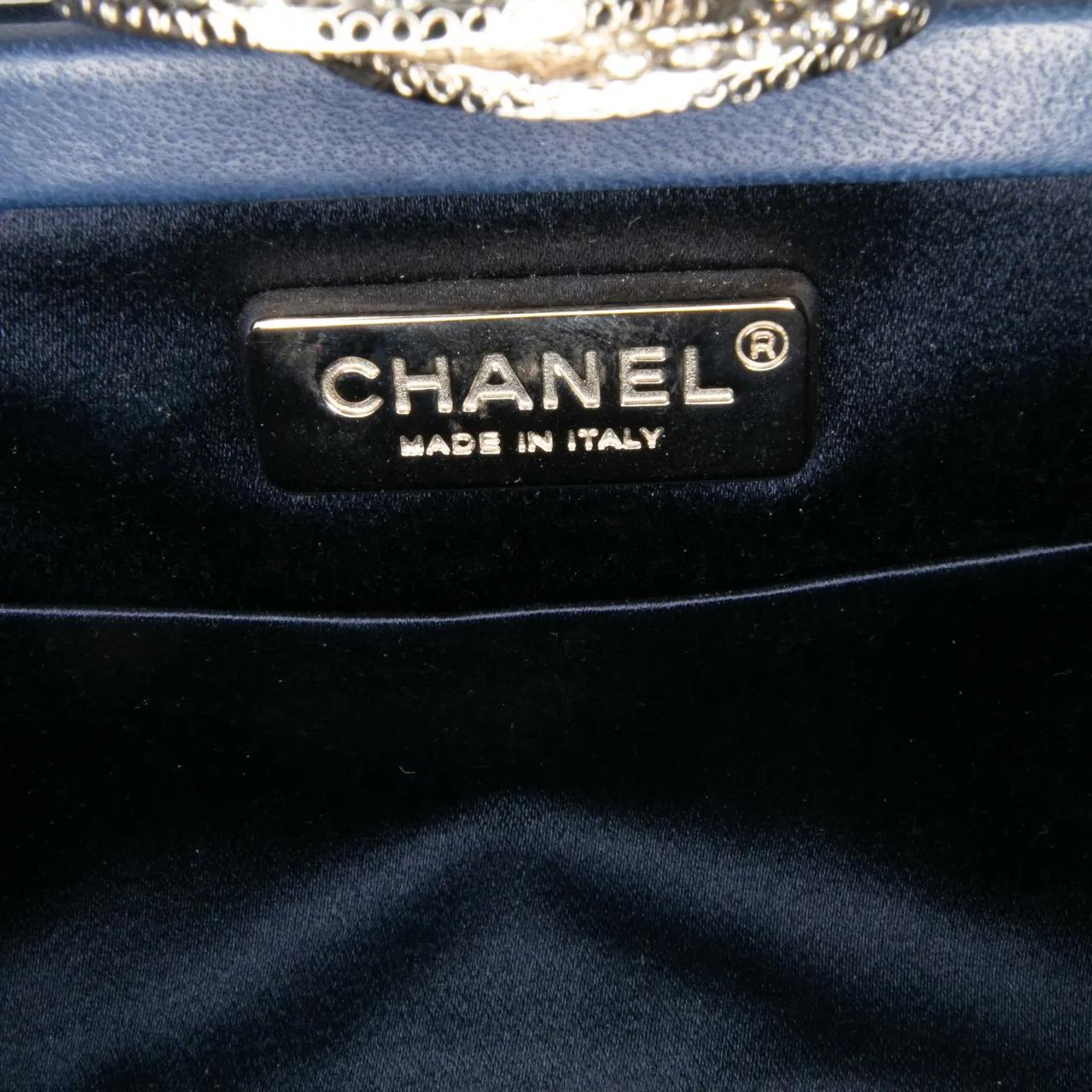 Thumbnail - Chanel Clutches - Satin Crystal Camellia Evening Frame Clutch - Gr. unisize - in Blau - für Damen