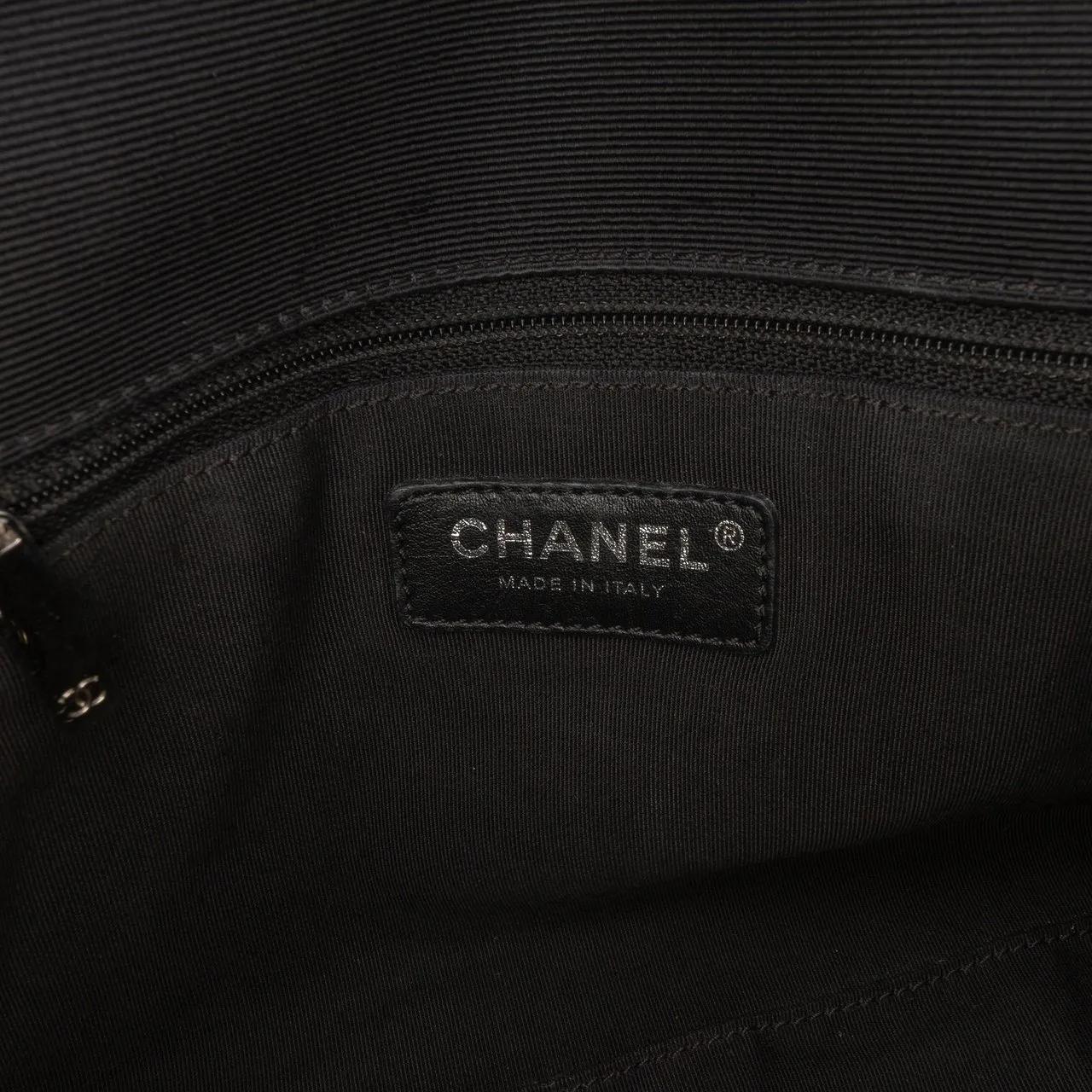 Thumbnail - Chanel Hobo Bags - CC Quilted Crumpled Calfskin and Grosgrain Flap - Gr. unisize - in Schwarz - für Damen