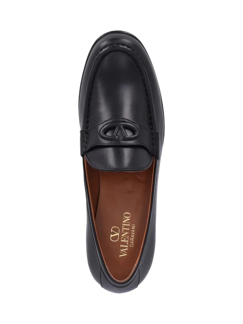 Thumbnail - Valentino Garavani Loafer - Vlogo' Black Hammered Leather Moccasins – Black - Gr. 42 (EU) - in Schwarz - für Damen