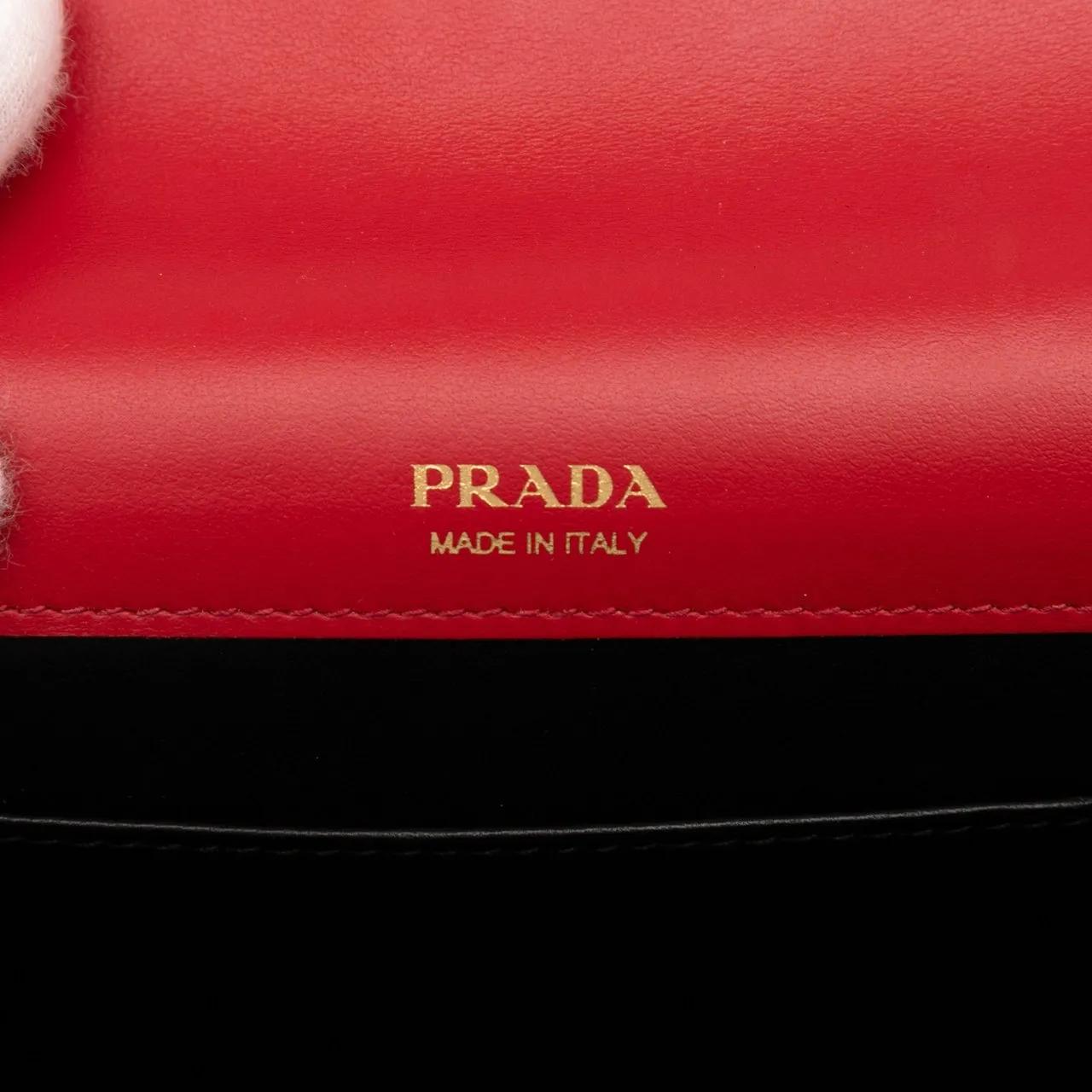 Thumbnail - Prada Hobo Bags - Mini City Calf Trimmed Saffiano Monochrome Envelop - Gr. unisize - in Rot - für Damen