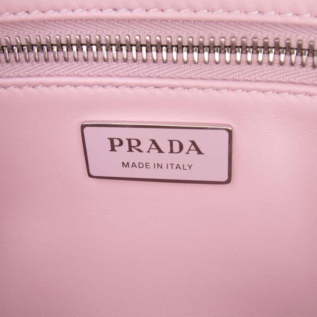 Thumbnail - Prada Hobo Bags - Medium Nappa Antique Re-Edition 2001 Satchel - Gr. unisize - in Gold - für Damen