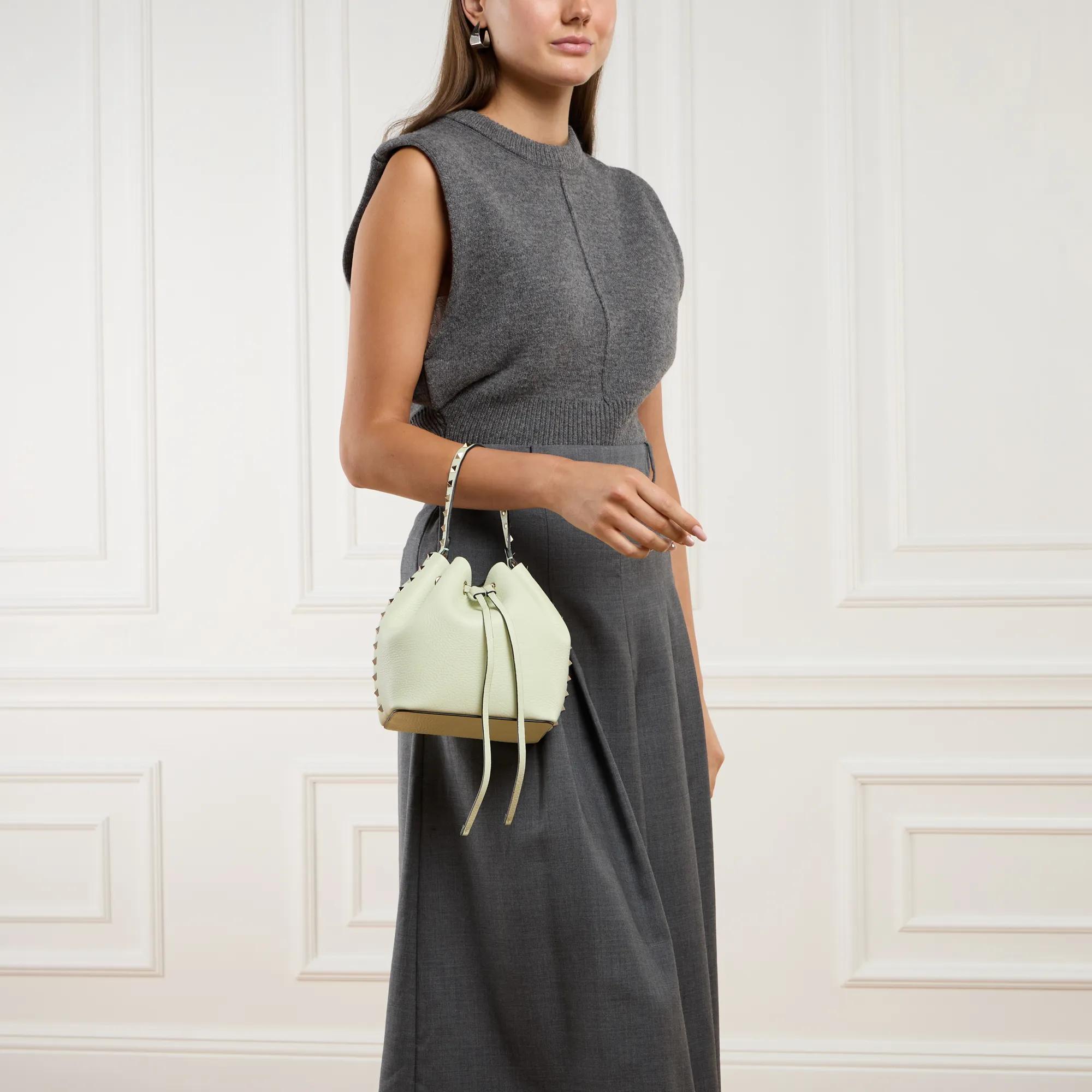 Valentino Garavani Bucket bags Drawstring Bag Rockstud in groen