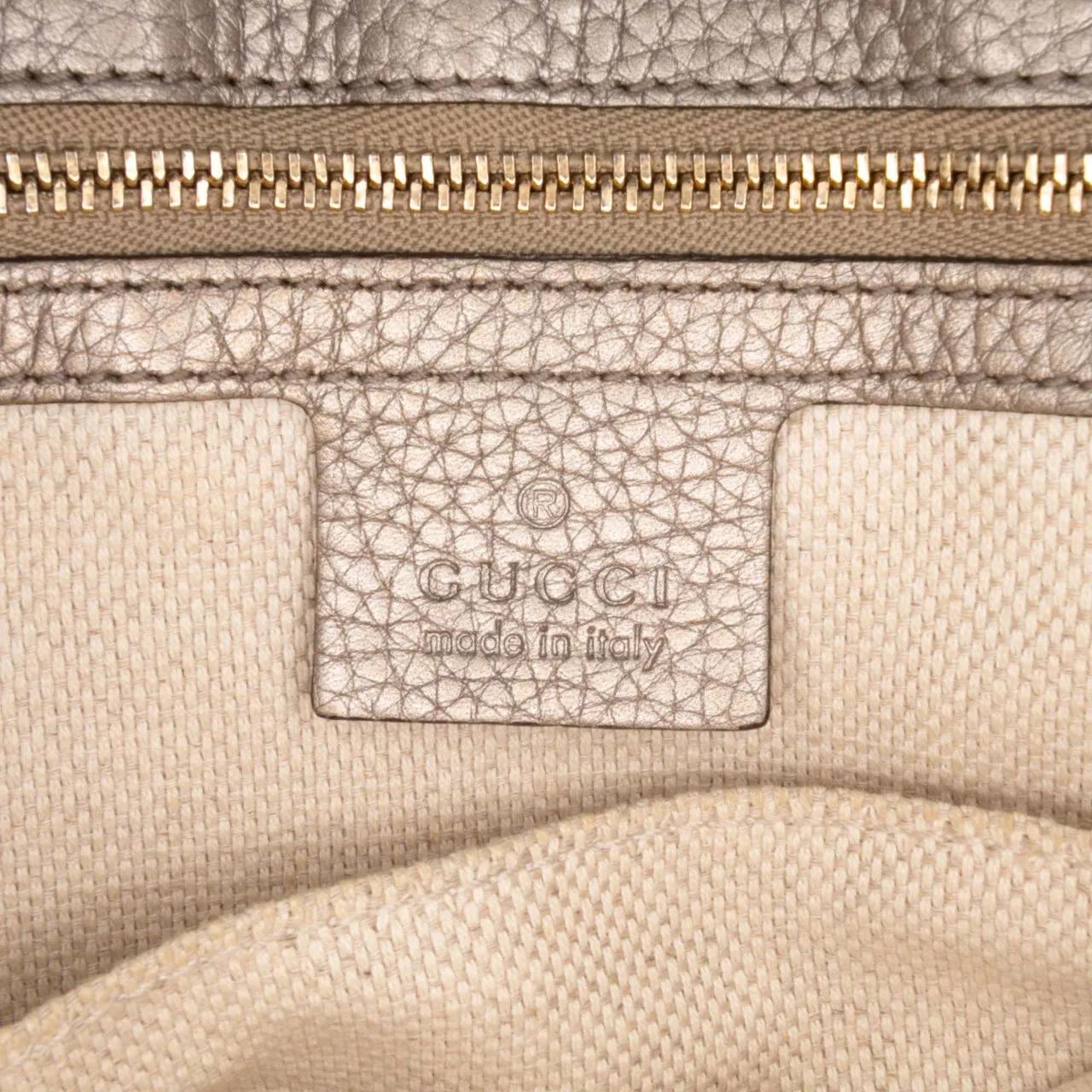 Thumbnail - Gucci Hobo Bags - Medium Metallic Leather Soho Chain Flap Crossbody - Gr. unisize - in Silber - für Damen