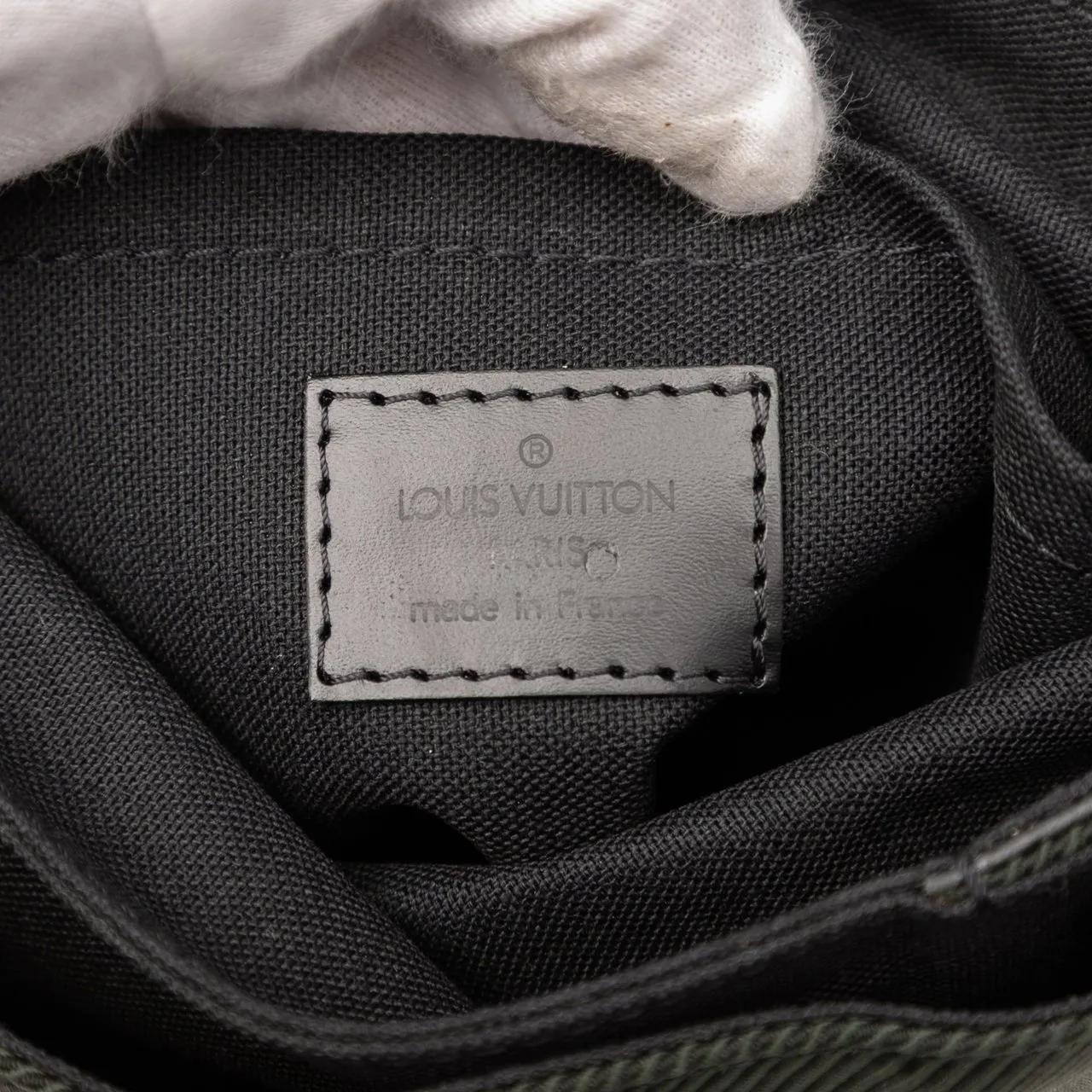 Thumbnail - Louis Vuitton Hobo Bags - Taiga Saratov PM - Gr. unisize - in Schwarz - für Damen