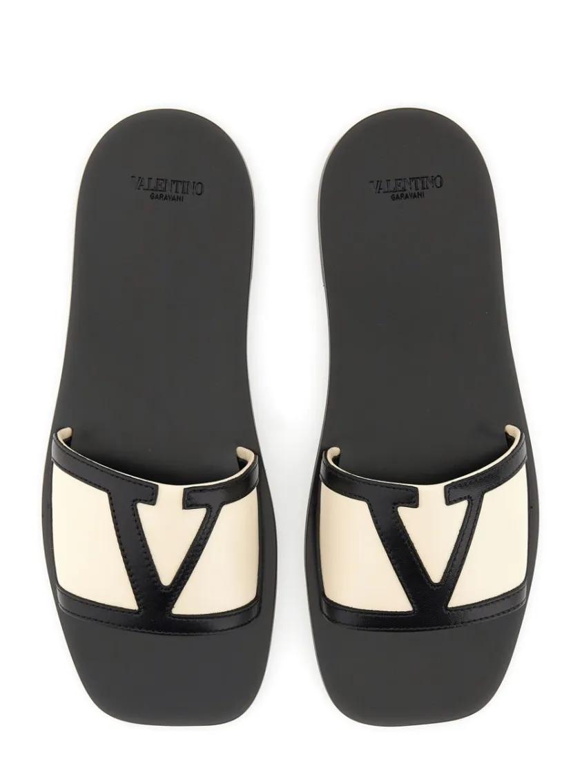 Thumbnail - Valentino Garavani Sandalen - Viva Superstar Slide Sandal With Contrasting Emble - Gr. 39 (EU) - in Beige - für Damen