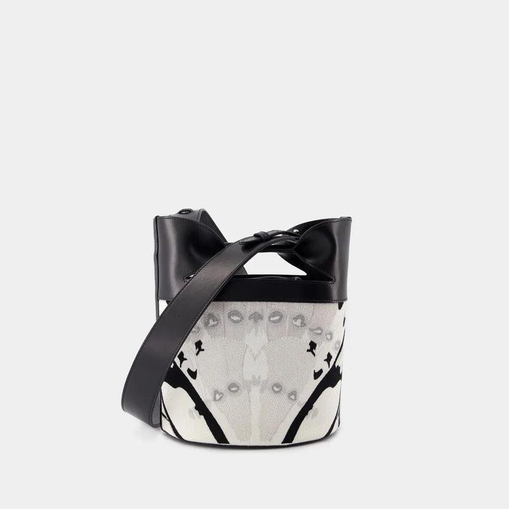 Alexander mcqueen Bucket bags The Bucket Bow Crossbody Leather White in zwart