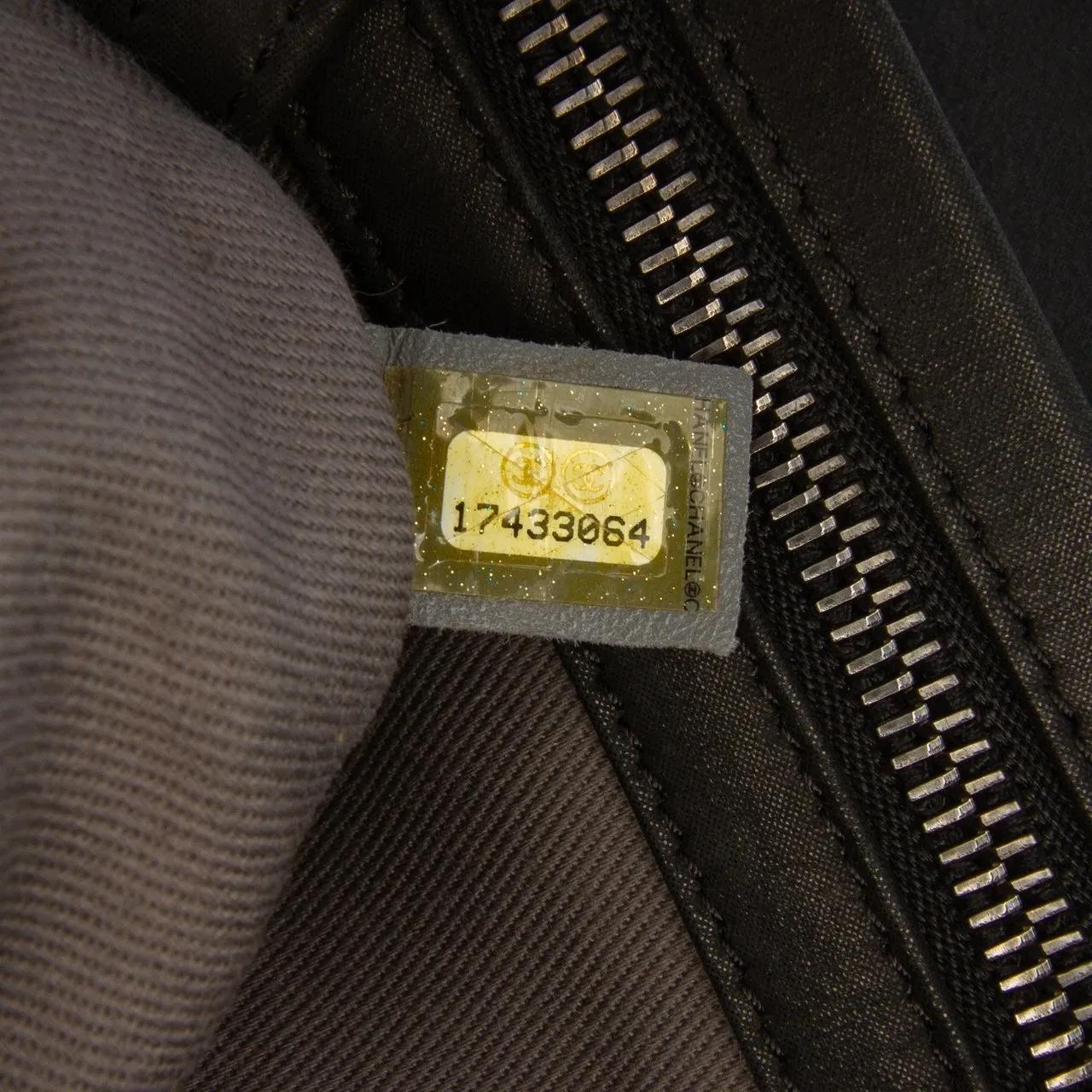 Thumbnail - Chanel Hobo Bags - Large Quilted Iridescent Calfskin Coco Daily Flap - Gr. unisize - in Grau - für Damen