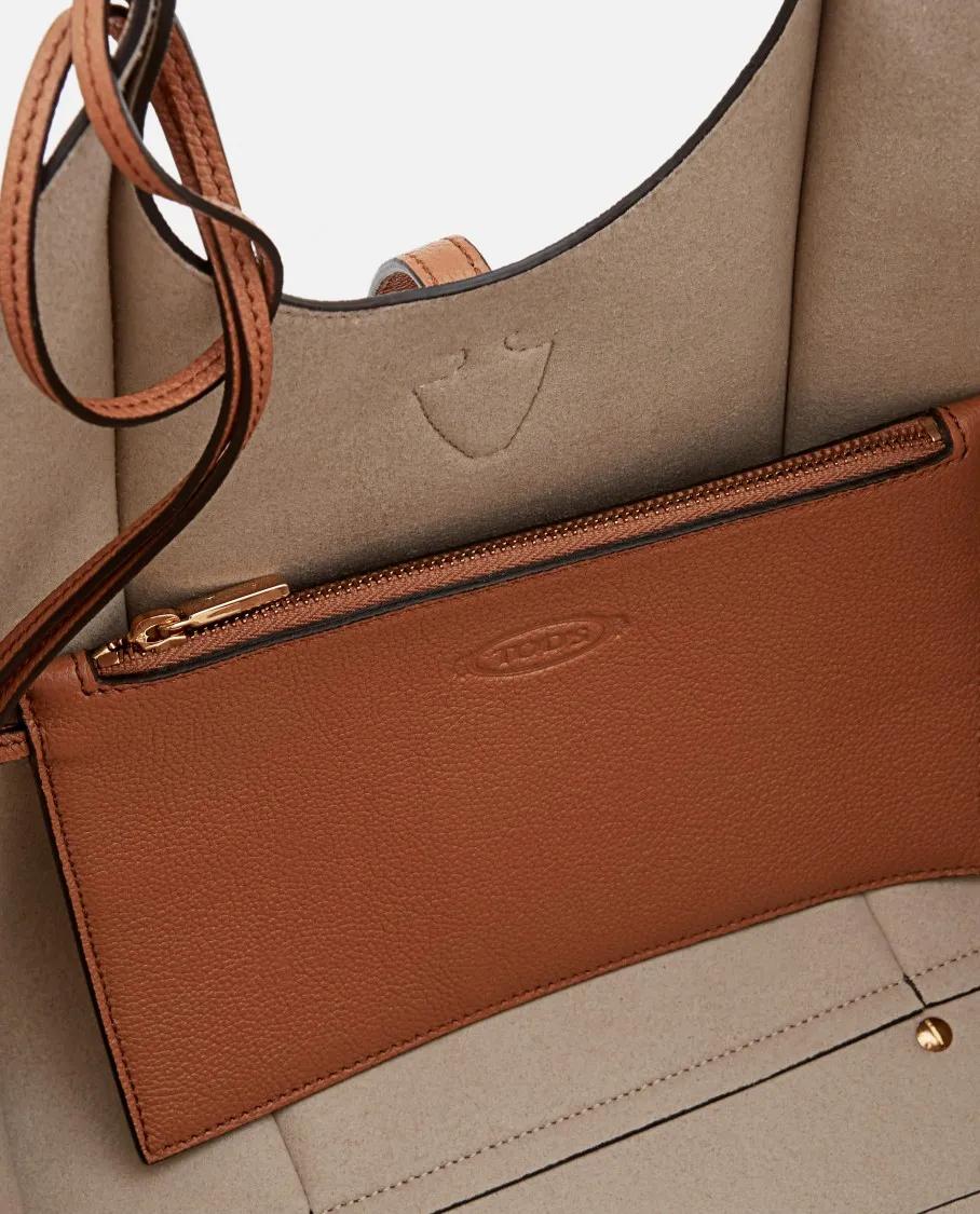 TOD'S Shoppers & Totes Small T Leather Shopping Bag in bruin