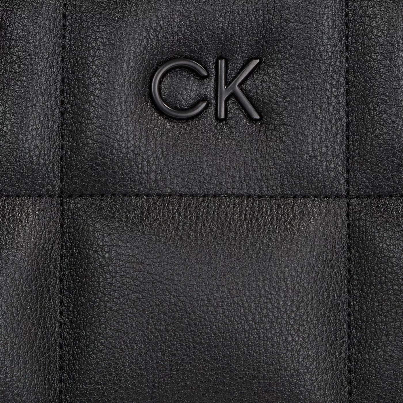 Calvin Klein Crossbody bags Square Quilt Schwarze Handtasche K60K in zwart