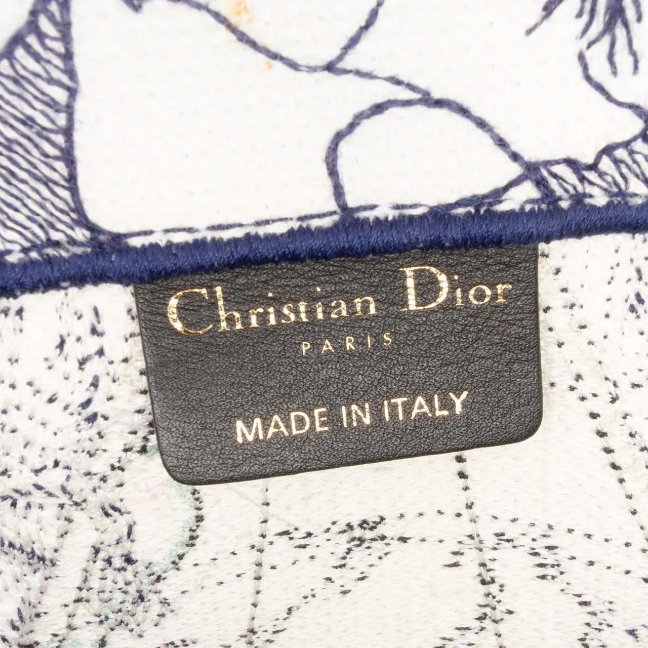 Thumbnail - Christian Dior Shopper - Large Canvas Embroidered Around The World Book Tot - Gr. unisize - in Weiß - für Damen