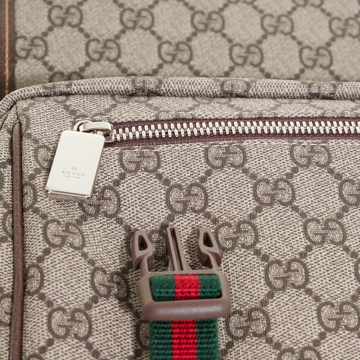 Gucci gg supreme pouch hotsell