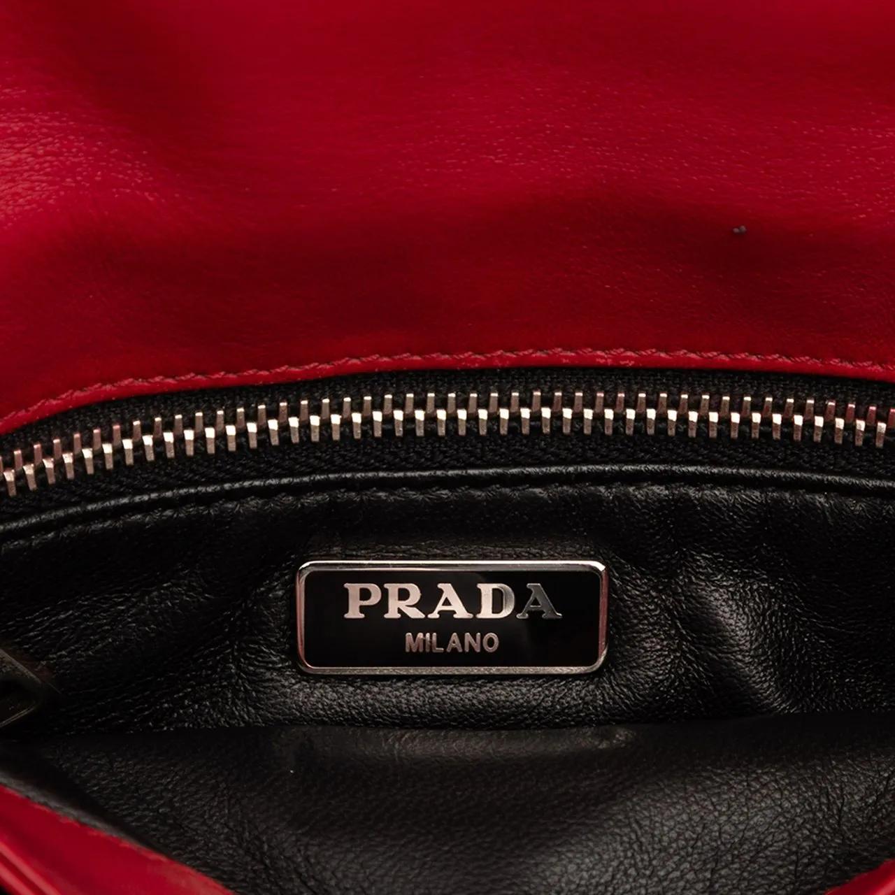 Thumbnail - Prada Hobo Bags - Nappa Gaufre Shoulder Bag - Gr. unisize - in Rot - für Damen