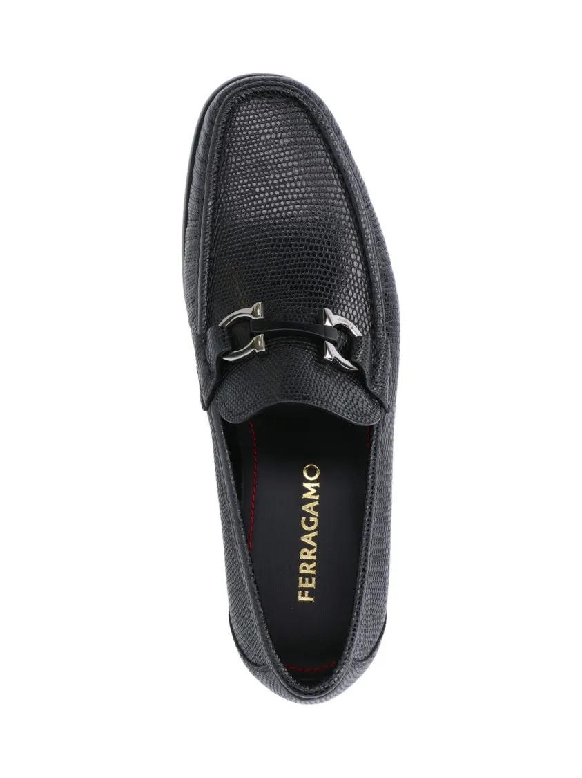 Thumbnail - Salvatore Ferragamo Loafer - Textured Black Leather Loafers With Metallic Bit D - Gr. 9 - in Schwarz - für Damen