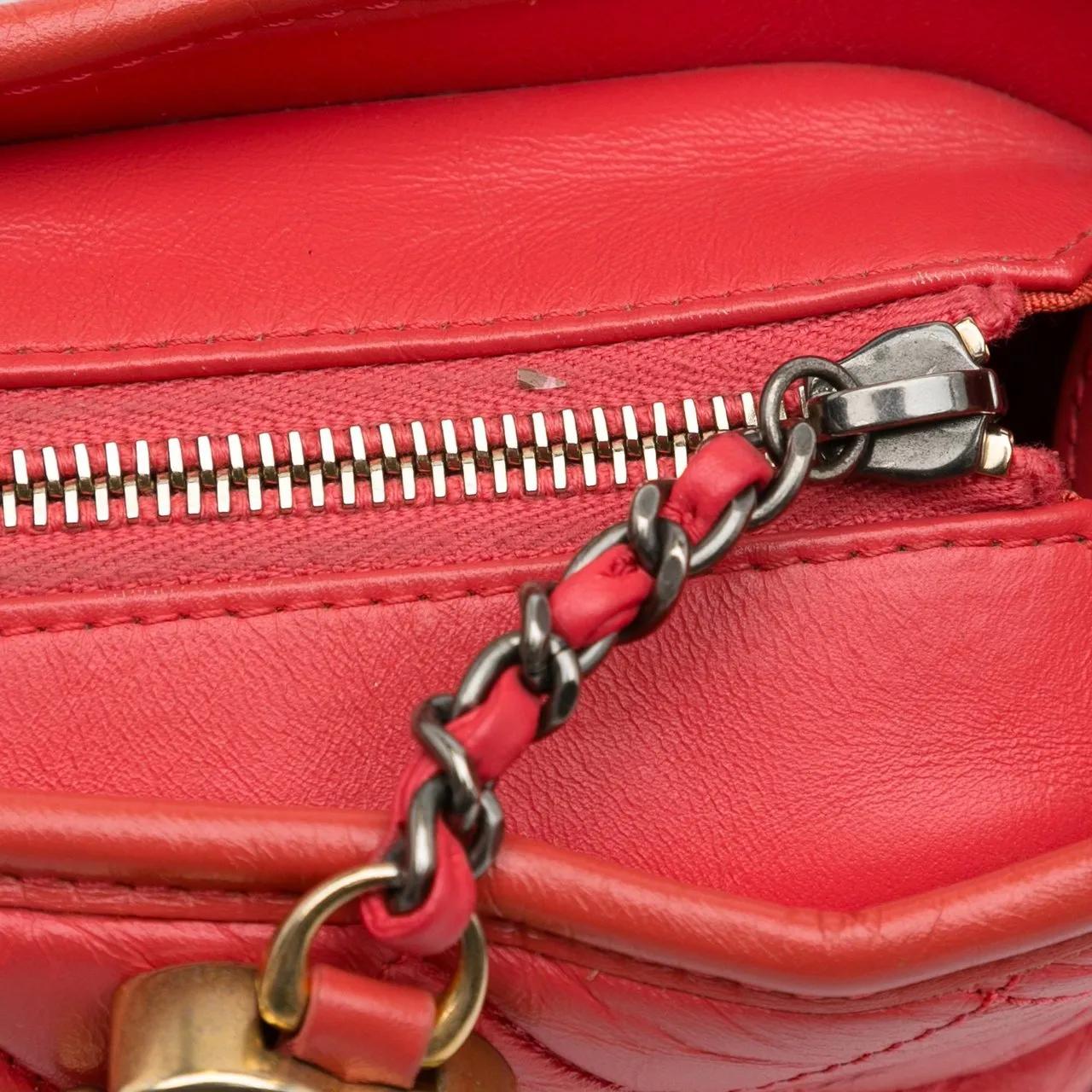 Thumbnail - Chanel Hobo Bags - 2018-2019 Small Chevron Lambskin Gabrielle Crossbo - Gr. unisize - in Rot - für Damen