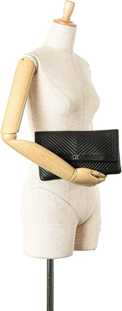 Thumbnail - Chanel Clutches - 2015-2016 Chevron Calfskin Boy Fold Over Clutch - Gr. unisize - in Schwarz - für Damen