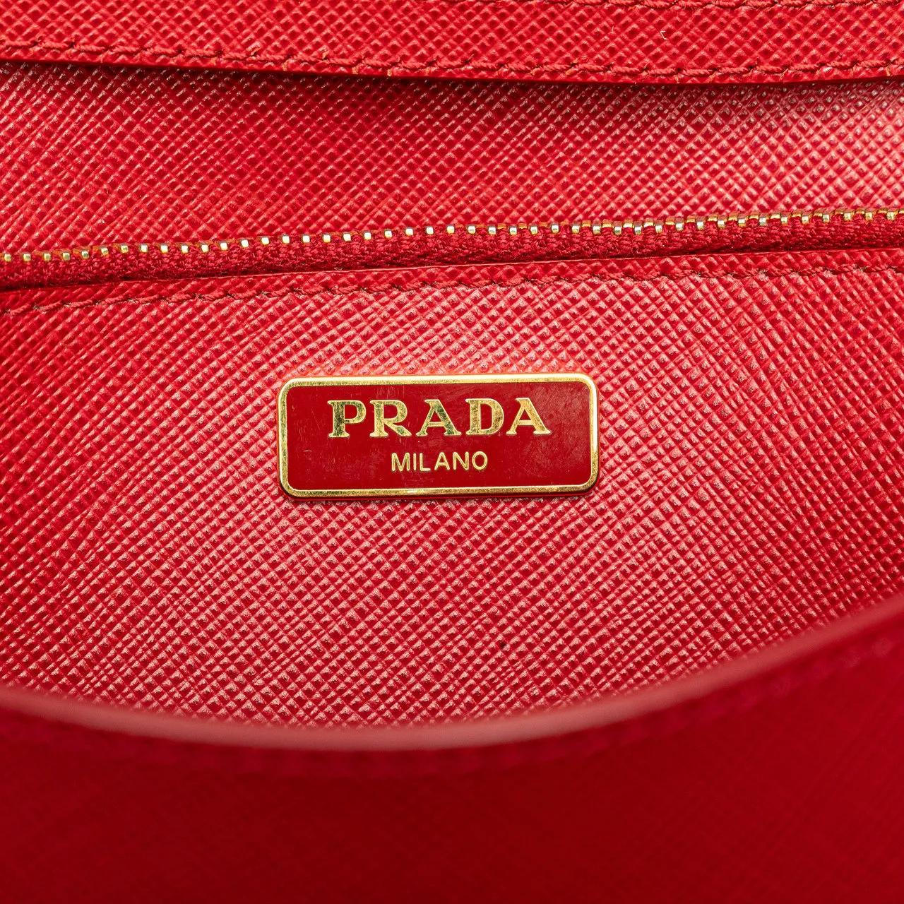 Thumbnail - Prada Hobo Bags - Saffiano Lux Bow Wallet On Strap - Gr. unisize - in Rot - für Damen