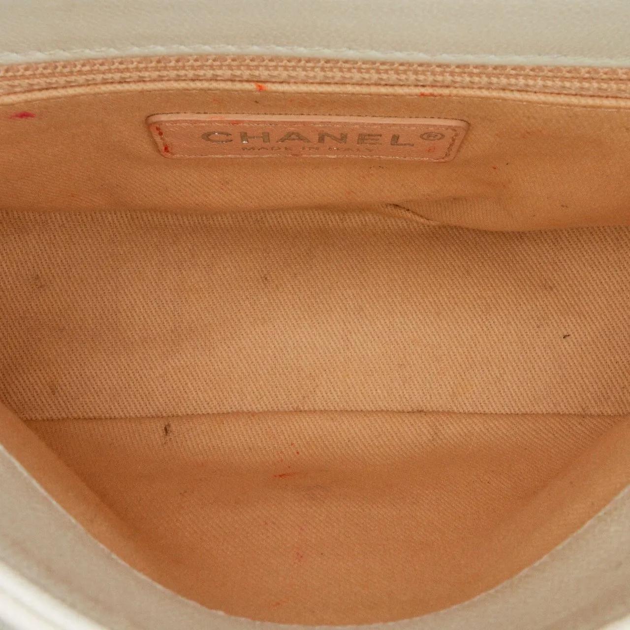 Thumbnail - Chanel Hobo Bags - Small Quilted Lambskin Studded Bubble Flap - Gr. unisize - in Weiß - für Damen