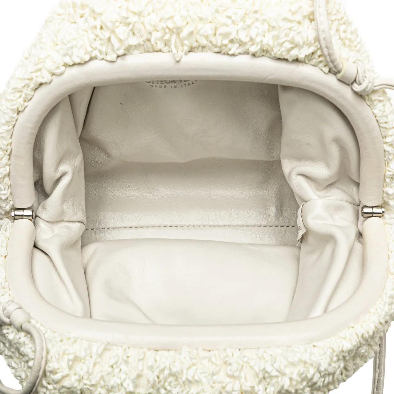 Thumbnail - Bottega Veneta Hobo Bags - 2012-2024 Boucle Raffia The Mini Pouch - Gr. unisize - in Weiß - für Damen