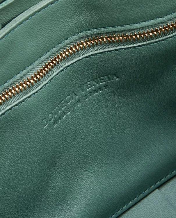 Bottega Veneta Shoppers SHOULDER BAG IN CASSETTE LEATHER in groen