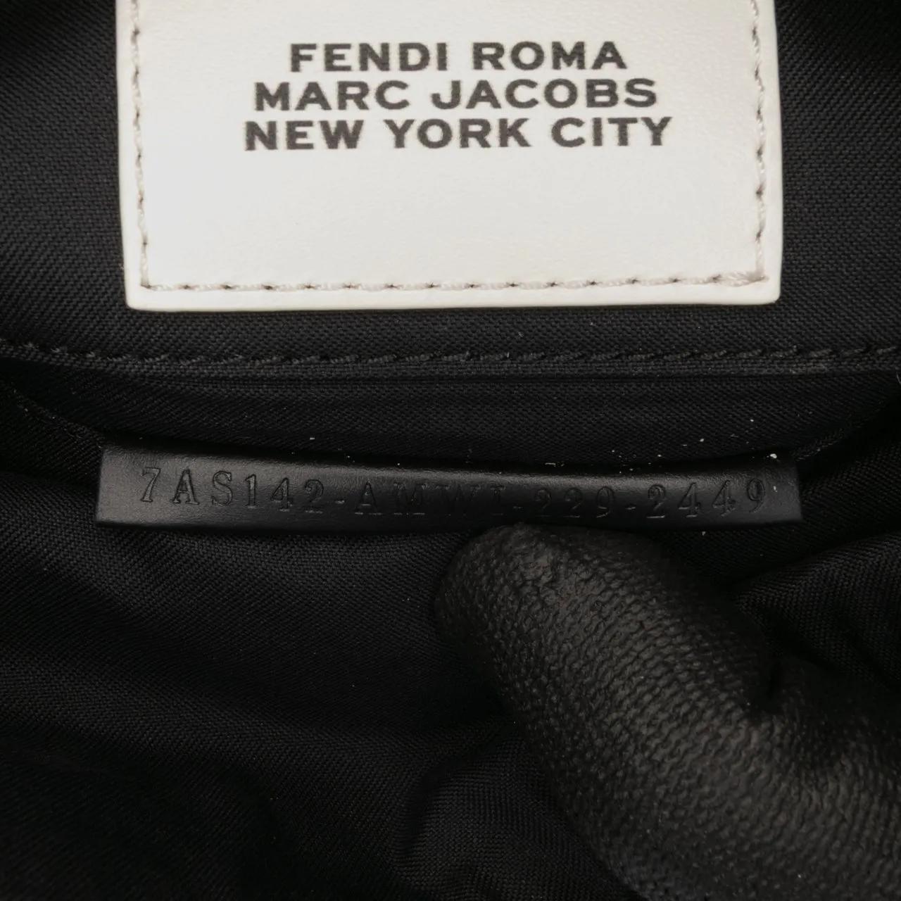 Thumbnail - Fendi Hobo Bags - Marc Jacobs Nappa Vitello King Logo Print Baguette - Gr. unisize - in Weiß - für Damen