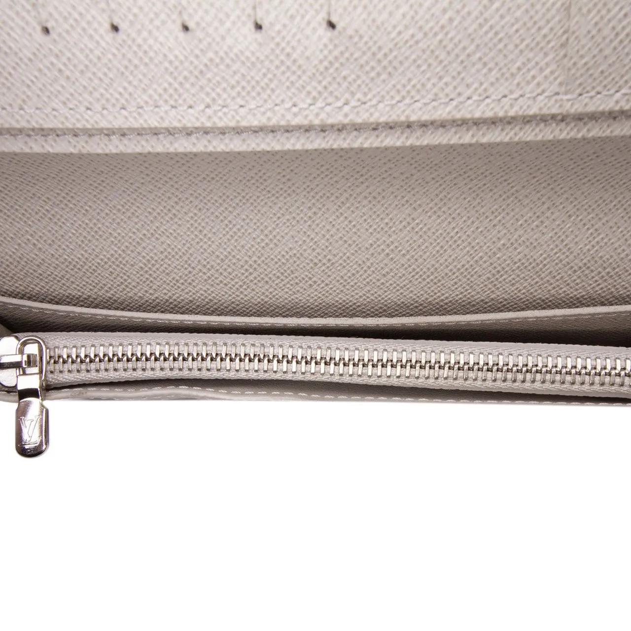 Thumbnail - Louis Vuitton Portemonnaie - Taiga Portefeuille Brazza Bifold Long Wallet - Gr. unisize - in Braun - für Damen