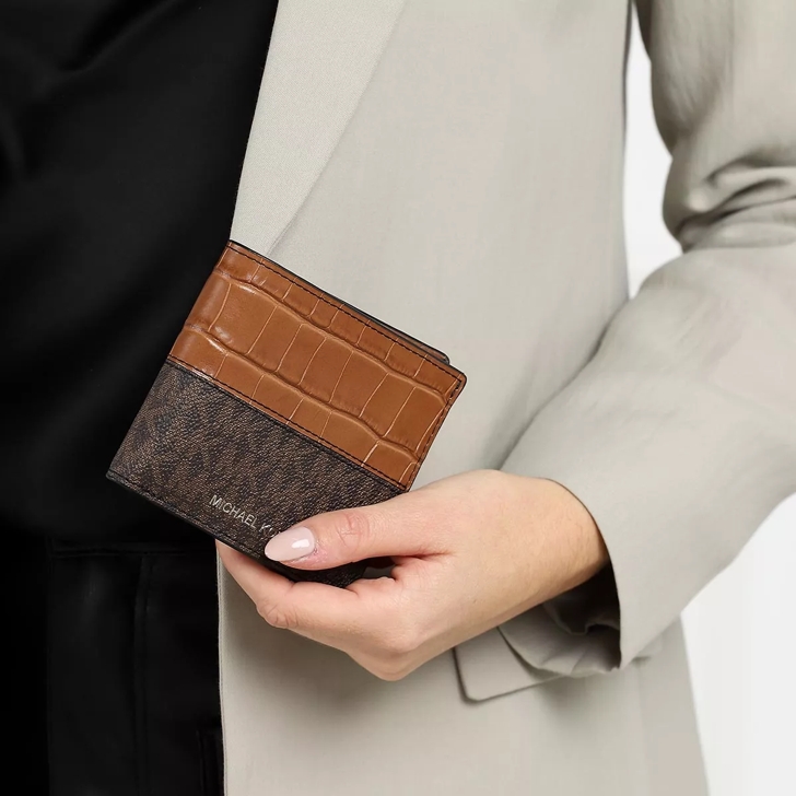 Michael kors 2025 crocodile wallet