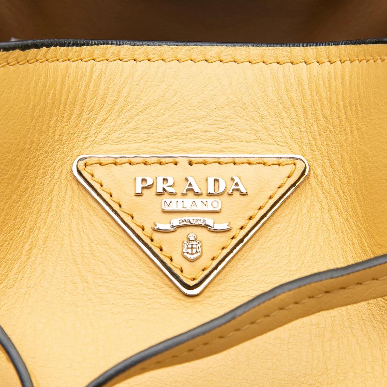 Thumbnail - Prada Hobo Bags - 2000-2024 Soft Calf Convertible Drawstring Bucket - Gr. unisize - in Gelb - für Damen