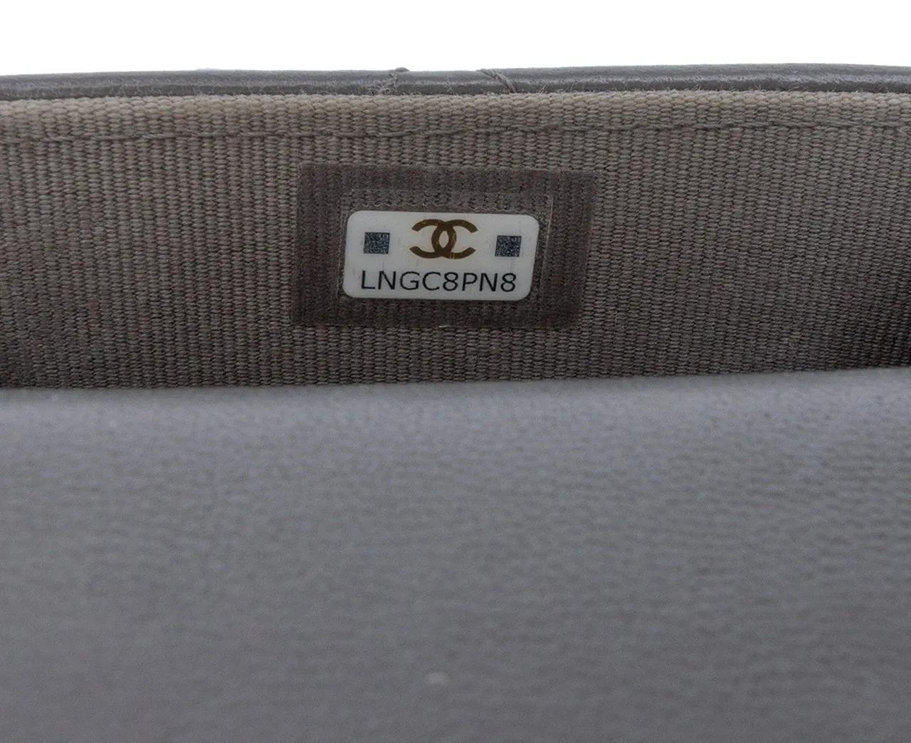 Thumbnail - Chanel Hobo Bags - Lambskin 19 Phone Holder with Chain - Gr. unisize - in Grau - für Damen