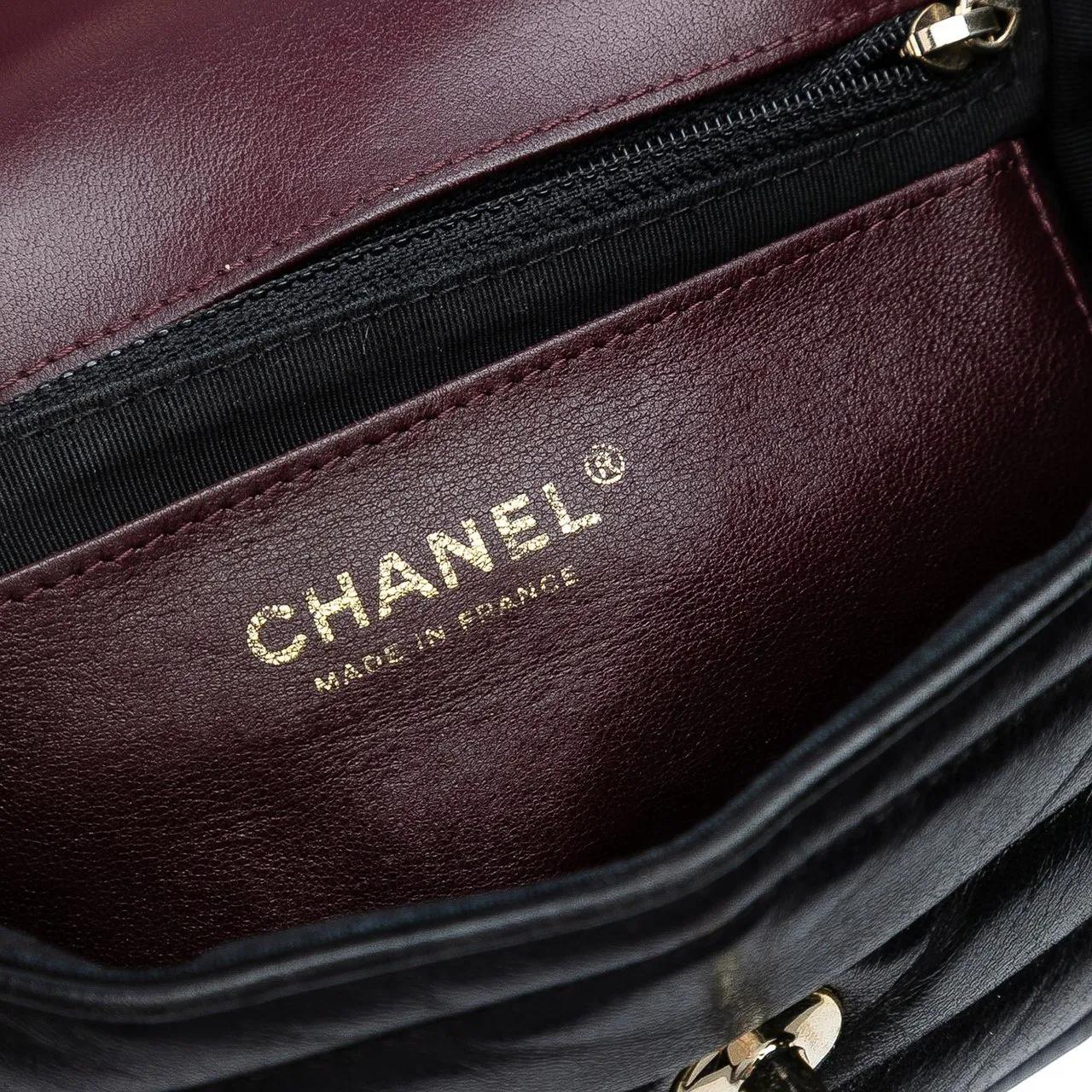 Thumbnail - Chanel Hobo Bags - Small Chevron Shiny Lambskin Miroir Flap Bag - Gr. unisize - in Schwarz - für Damen