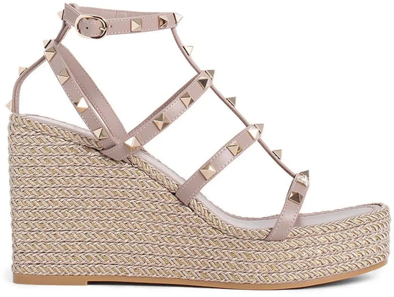 Thumbnail - Valentino Garavani - Valentino Garavani Rockstud Wedge Sandals - Größe 41 - beige