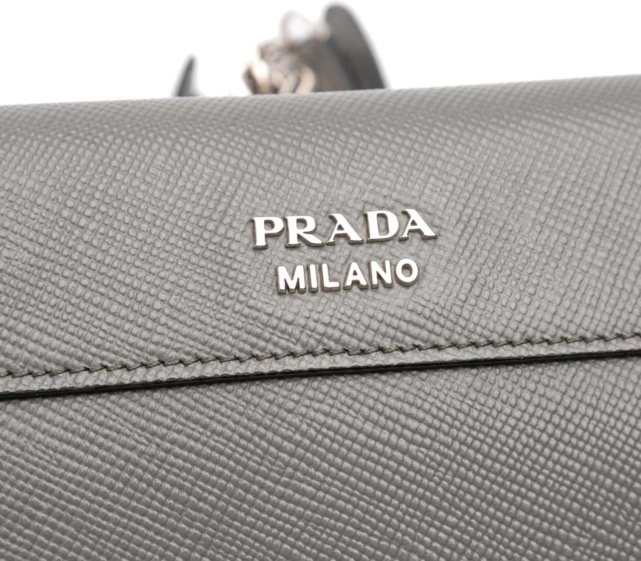 Thumbnail - Prada Hobo Bags - Saffiano Cuir Twist Lock Chain Flap - Gr. unisize - in Grau - für Damen