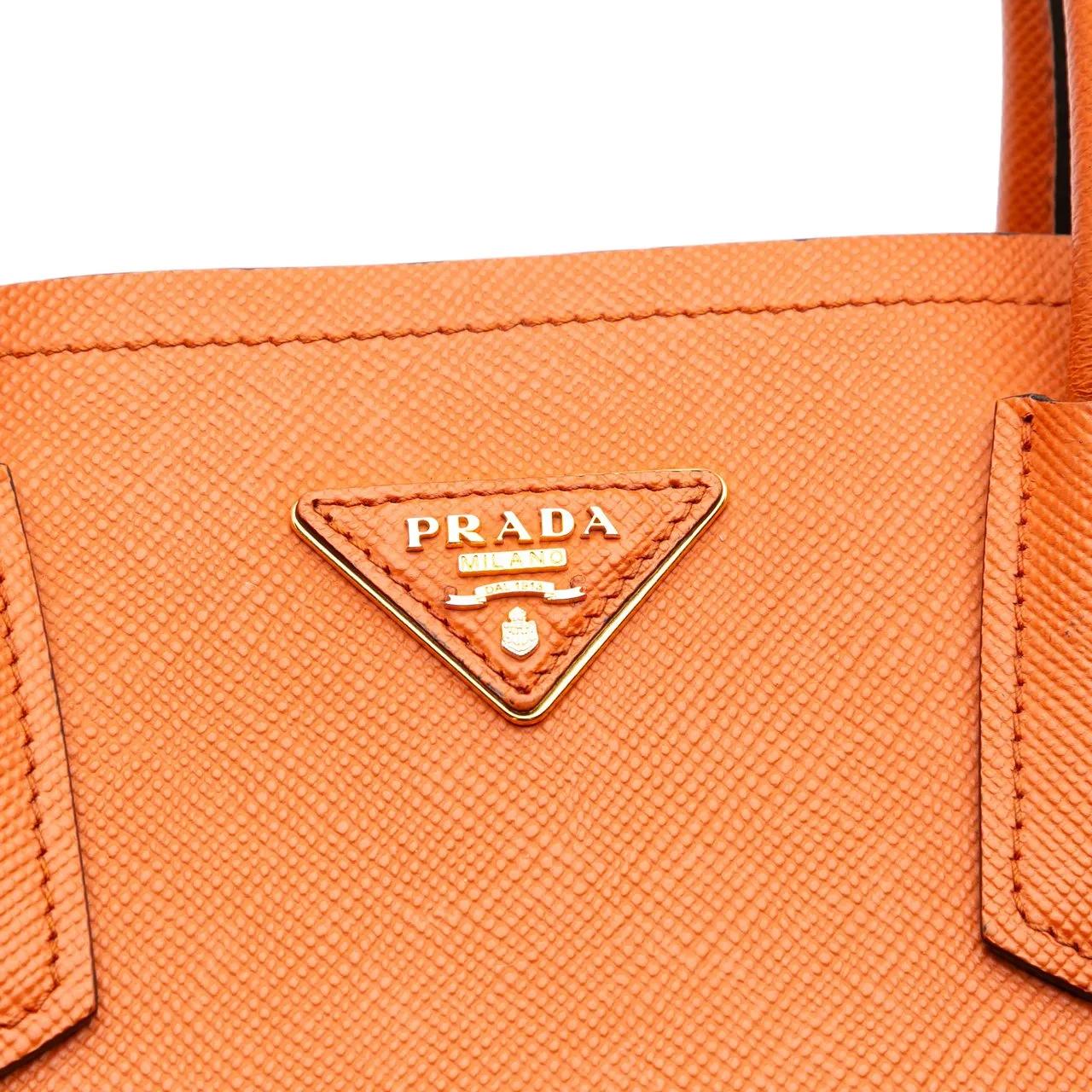 Thumbnail - Prada Hobo Bags - Medium Saffiano Cuir Double Satchel - Gr. unisize - in Orange - für Damen