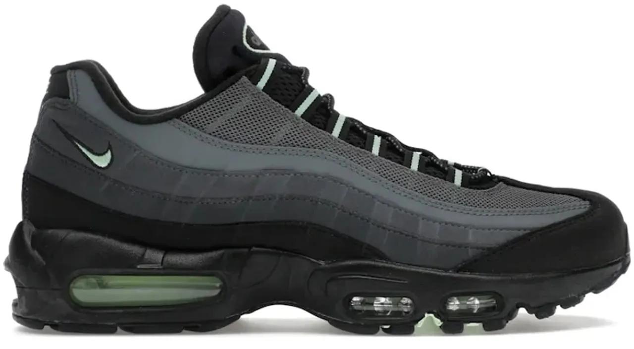 Nike Low-Top Sneaker - Nike Air Max 95 Vapor Green - Gr. 38 (EU) - in Schwarz - für Herren