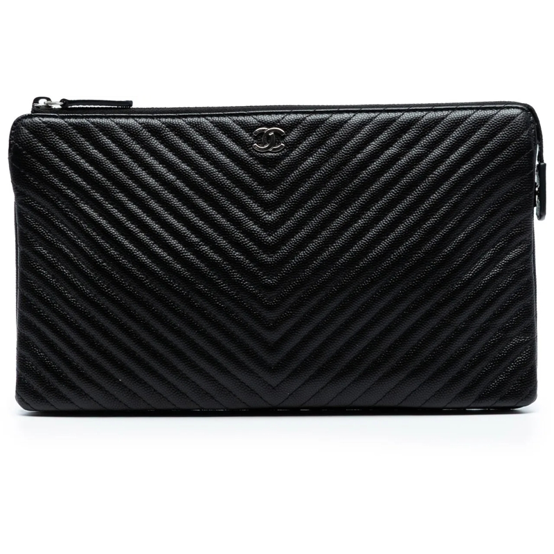 Chanel Pochette CC Chevron Caviar Zip Clutch schwarz