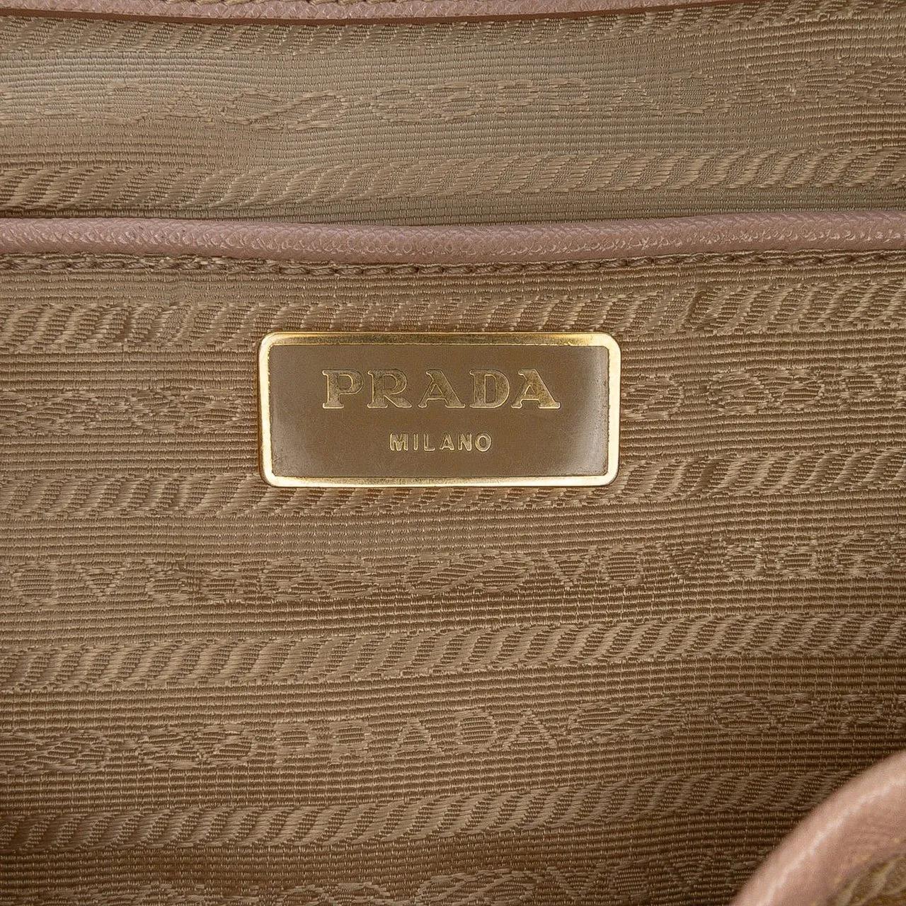 Thumbnail - Prada Hobo Bags - Medium Saffiano Lux Galleria Double Zip Tote - Gr. unisize - in Gold - für Damen