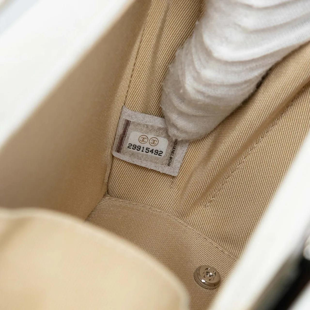 Thumbnail - Chanel Hobo Bags - Quilted Lambskin Metal Bar Convertible Clutch - Gr. unisize - in Weiß - für Damen