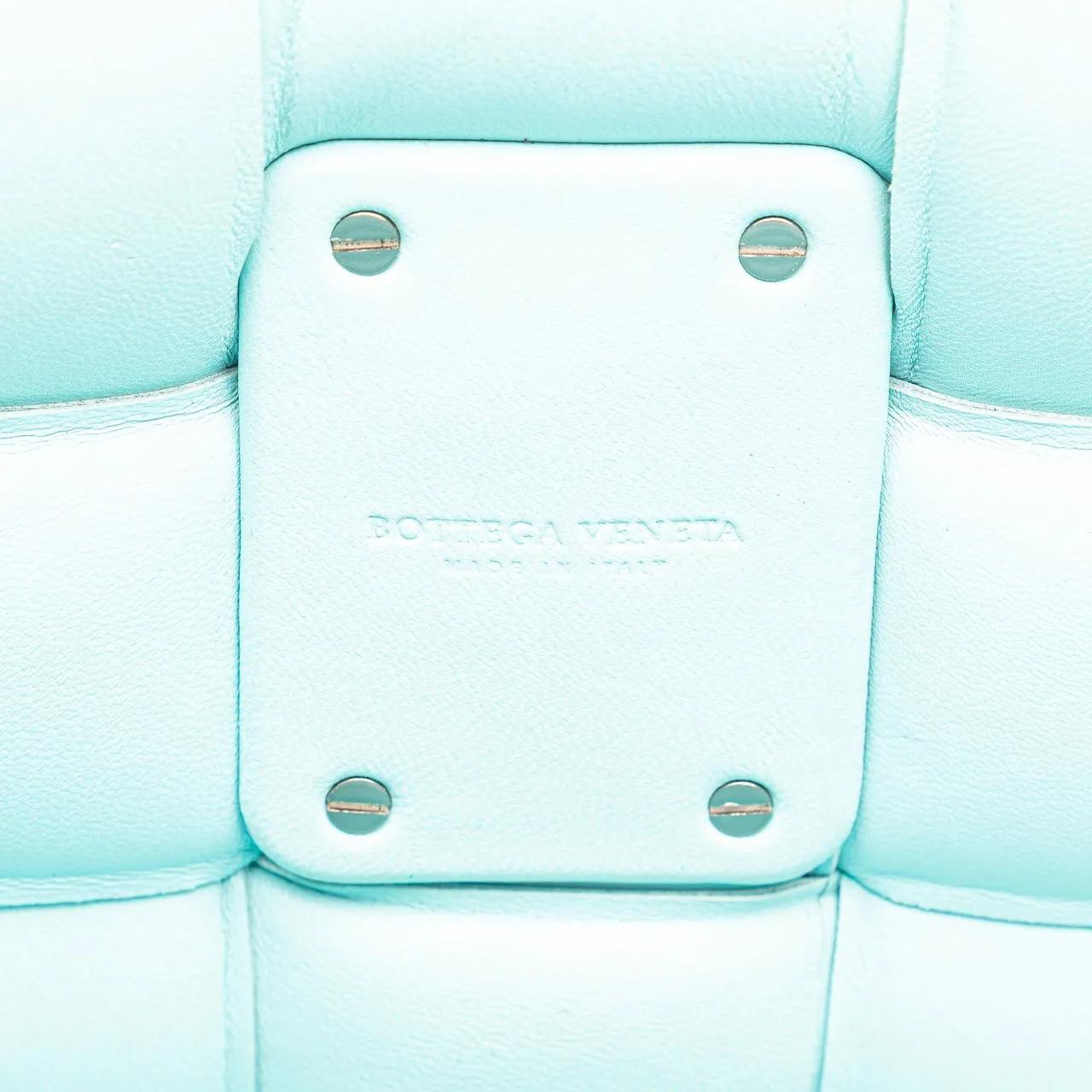 Thumbnail - Bottega Veneta Shopper - Large Lambskin Intreccio Padded Tote - Gr. unisize - in Blau - für Damen