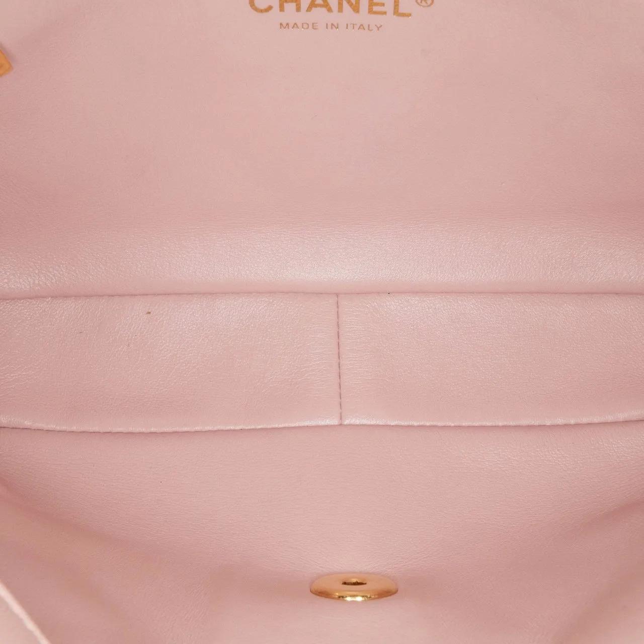 Chanel Hobo bags 2021-2024 CC Quilted Lambskin Embellished Chain Fl in poeder roze