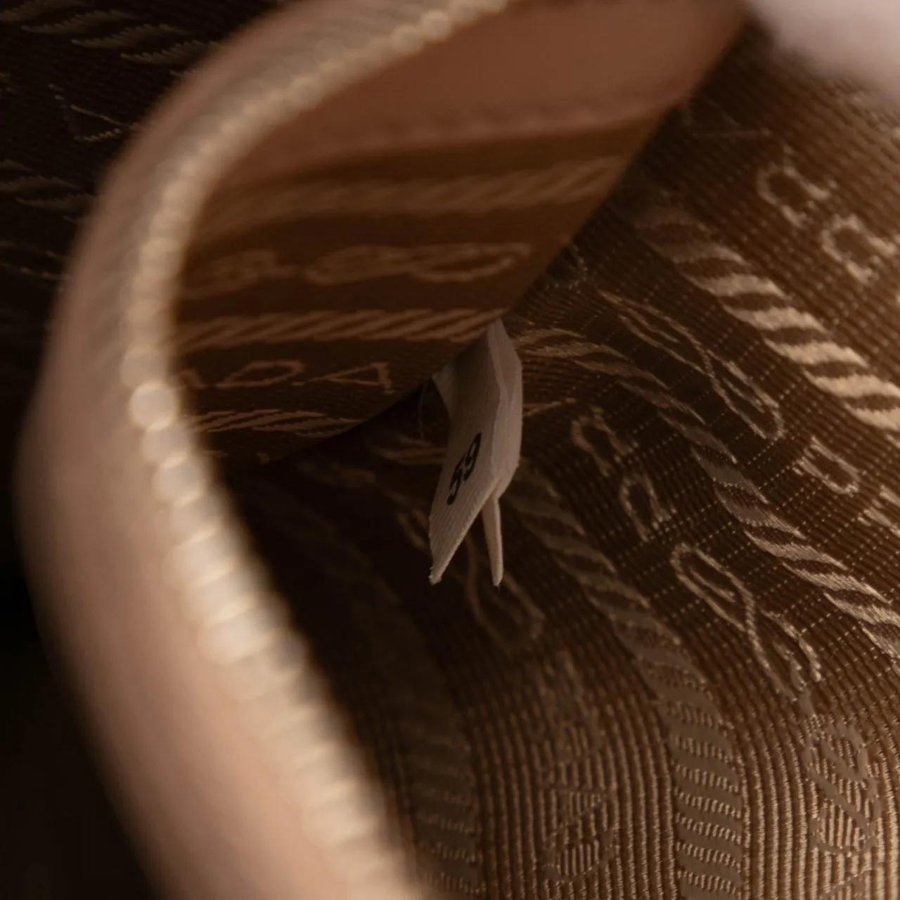 Thumbnail - Prada Hobo Bags - Saffiano Cuir Monochrome Envelope Crossbody - Gr. unisize - in Braun - für Damen