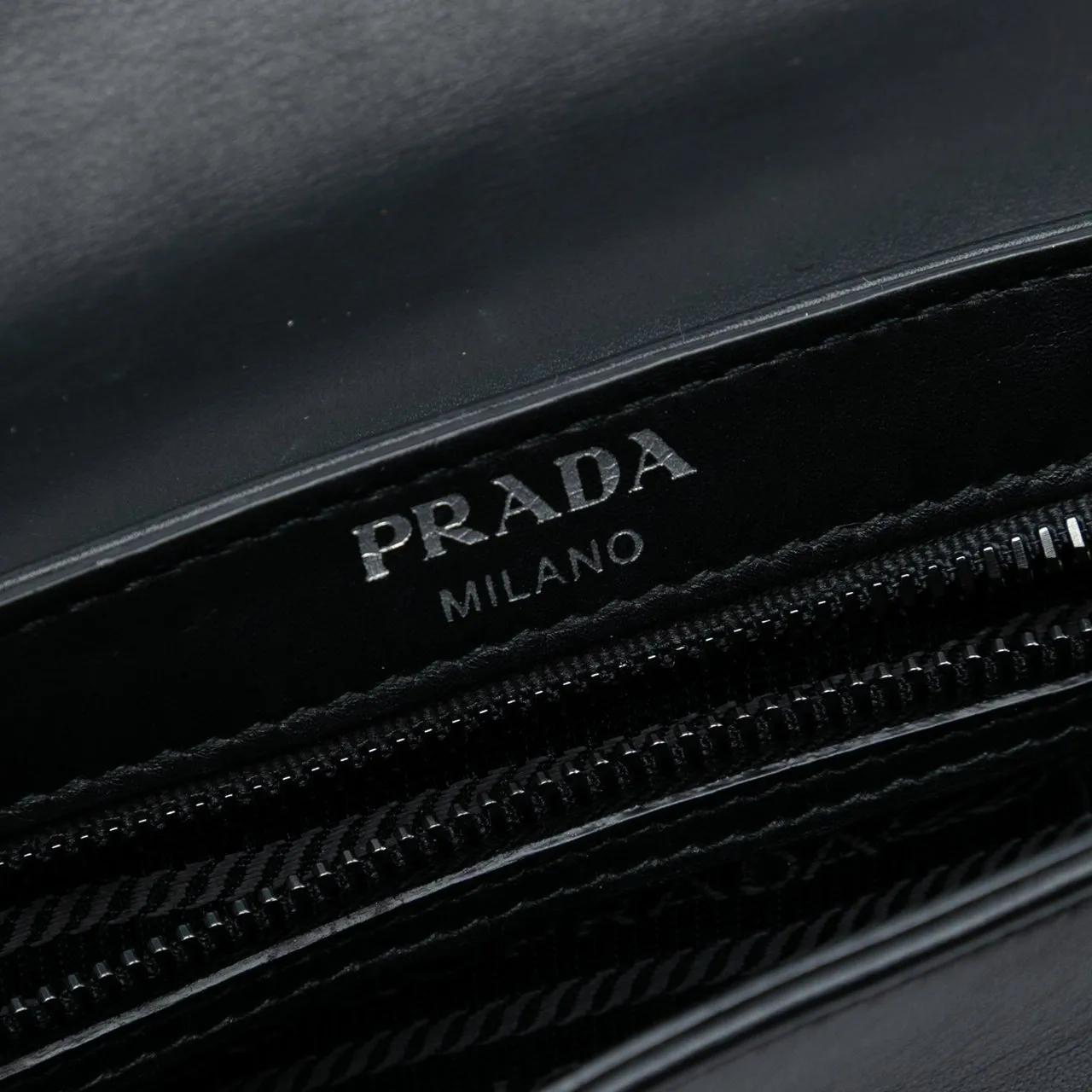 Thumbnail - Prada Hobo Bags - Small Studded Glace Calf Chain Flap - Gr. unisize - in Weiß - für Damen