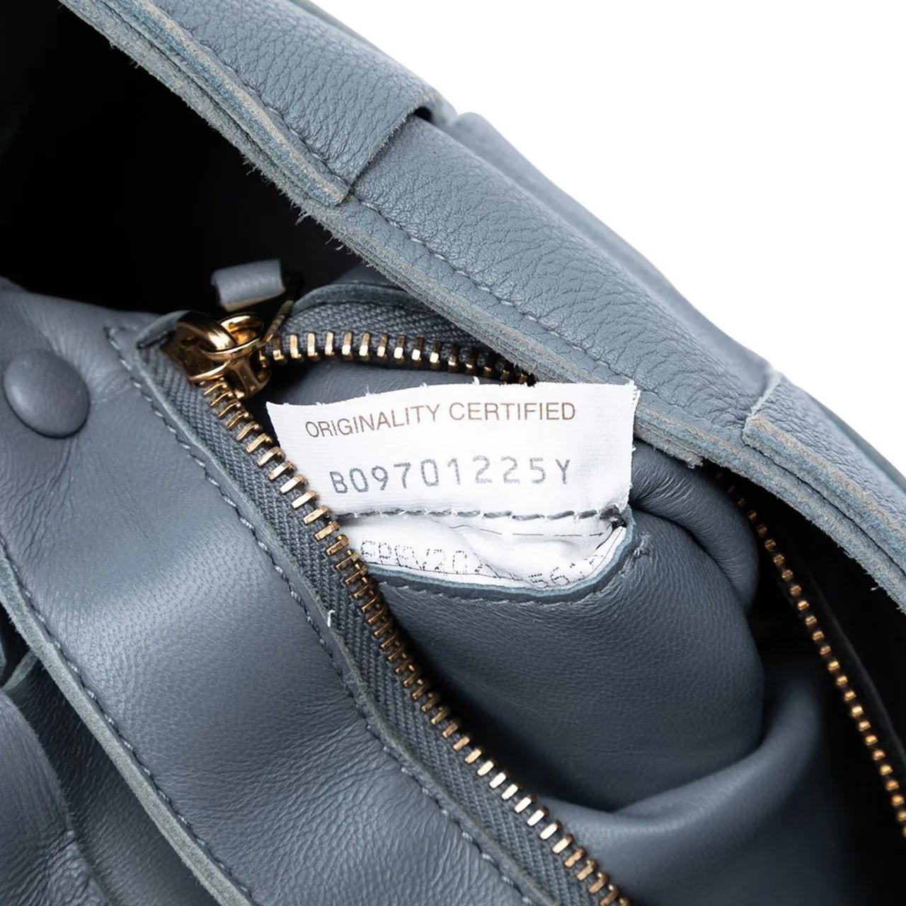 Thumbnail - Bottega Veneta Hobo Bags - Grained Calfskin Intrecciato Cassette Crossbody - Gr. unisize - in Grau - für Damen