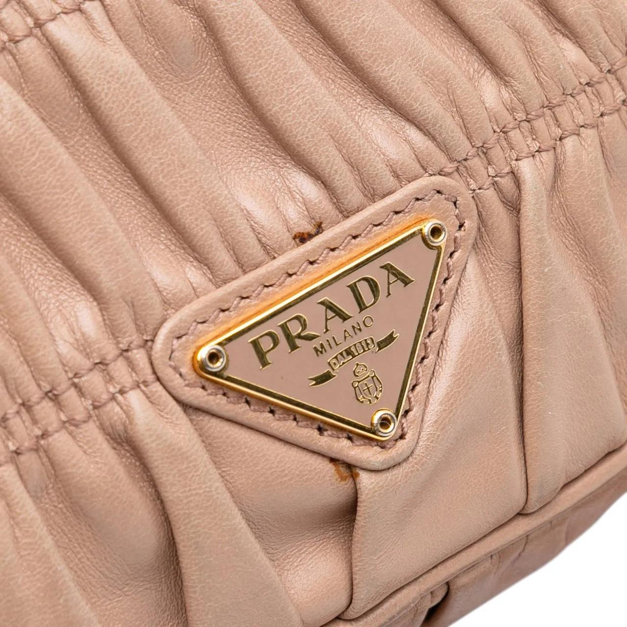 Thumbnail - Prada Hobo Bags - Nappa Gaufre Resin Chain Shoulder Bag - Gr. unisize - in Braun - für Damen