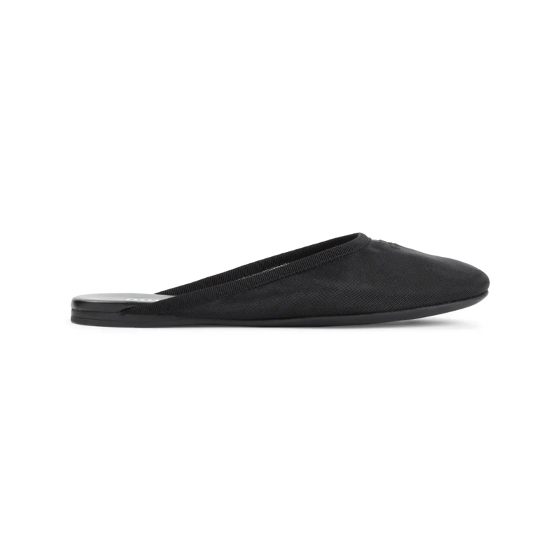 Miu Miu Veterschoenen Slip-On Black Sneakers With Minimalist Design Black