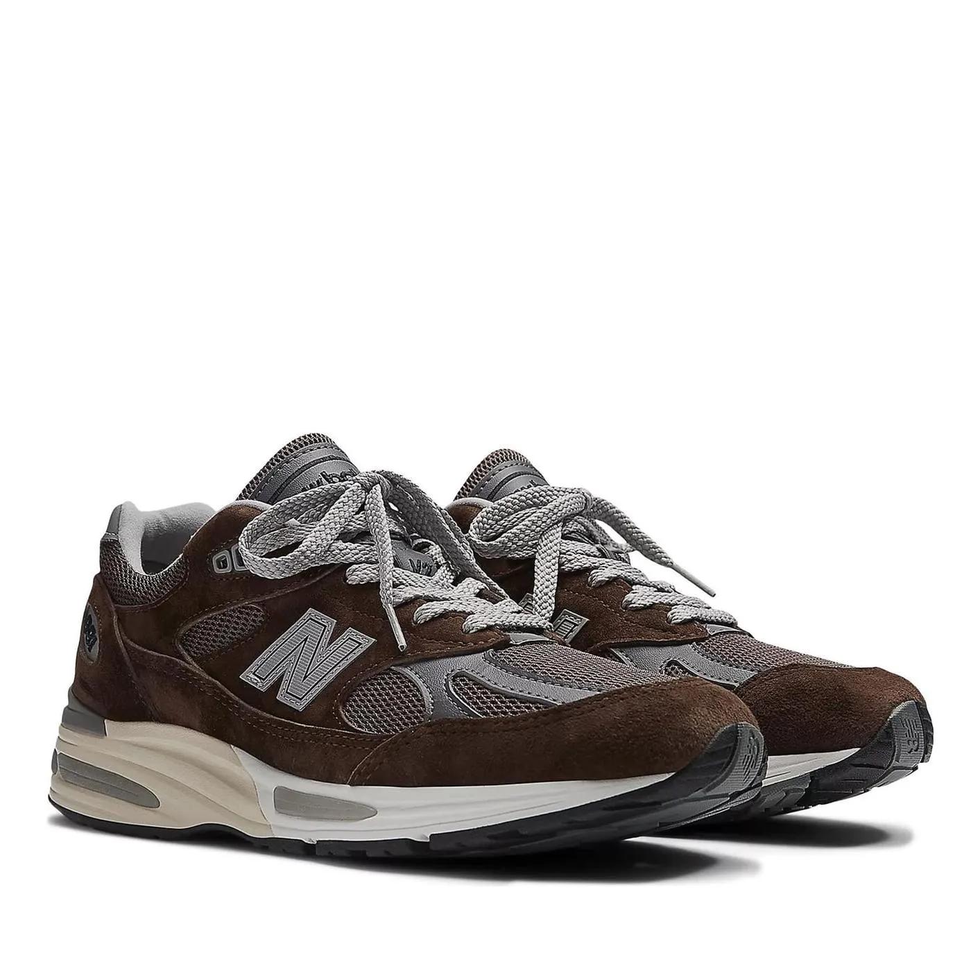 Sneakers mit n an der seite sales