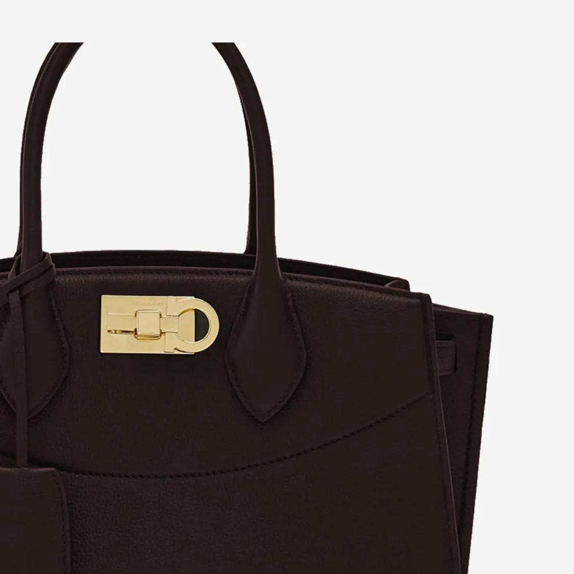 Salvatore Ferragamo Crossbody bags Grained Leather Handbag in zwart