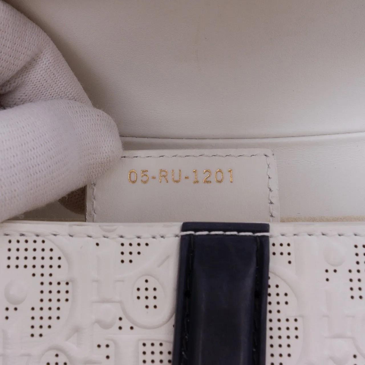 Thumbnail - Christian Dior Hobo Bags - Perforated Oblique Embossed Calfskin Saddle Bag - Gr. unisize - in Weiß - für Damen