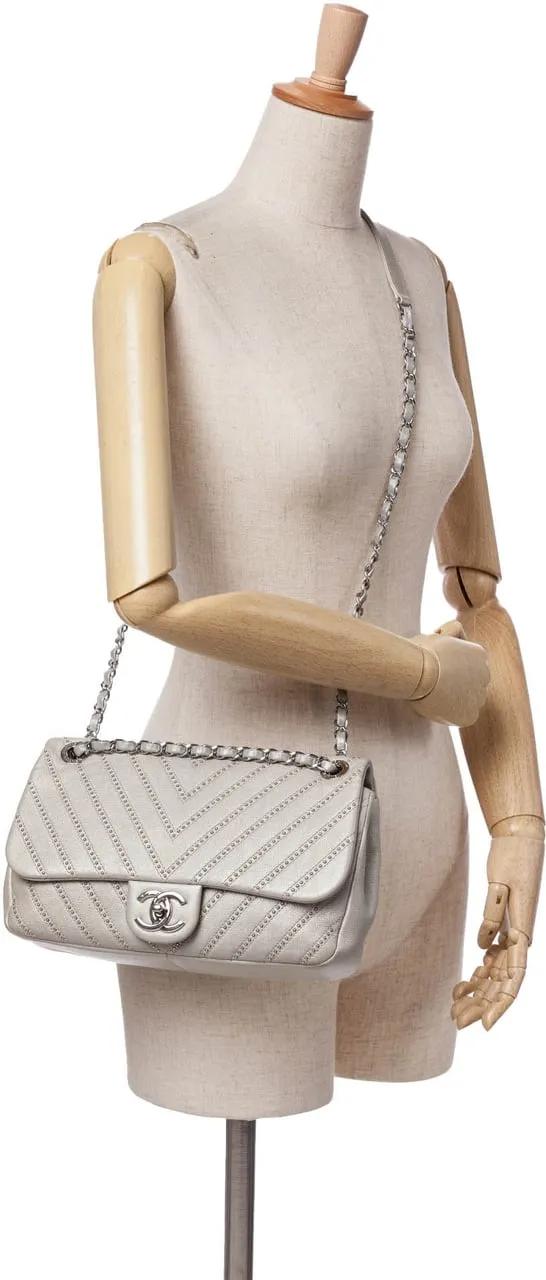 Thumbnail - Chanel Hobo Bags - 2017-2018 Medium Chevron Calfskin Stud Wars Flap - für Damen